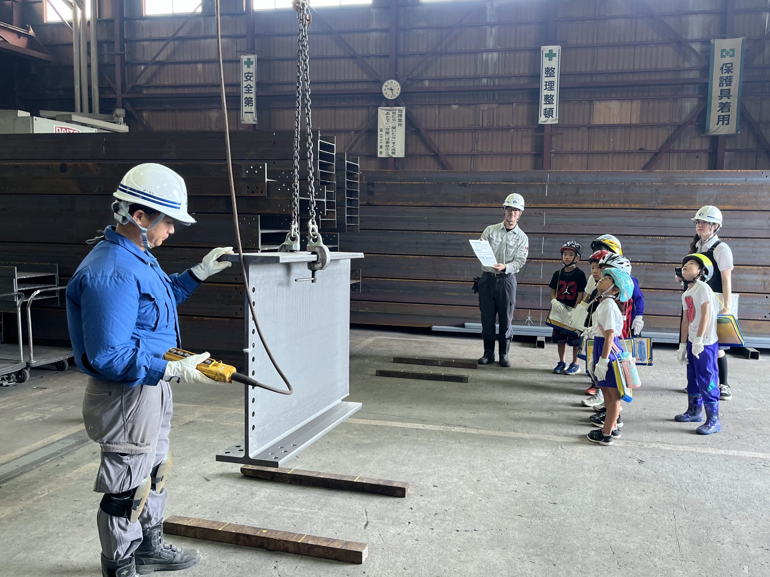 昭和小学校の3年生が協立工業に工場見学で来た写真