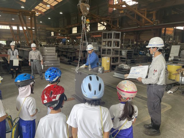 昭和小学校の3年生が協立工業に工場見学で来た写真