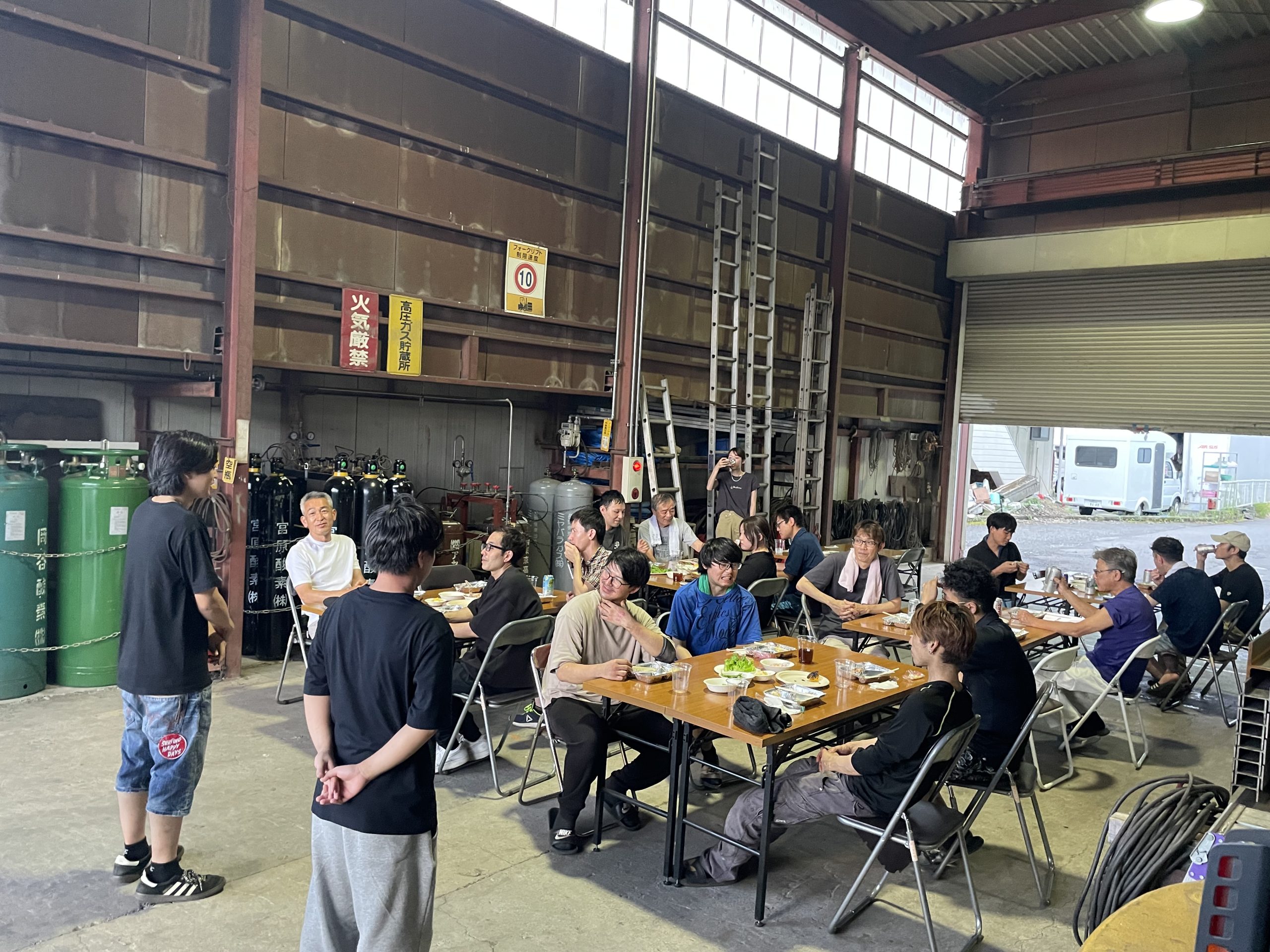 BBQ大会で新入社員が挨拶している写真